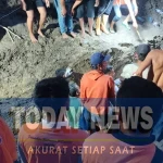 Tim gabungan mengevakuasi korban tertimbun longsor di Kabupaten Demak, Jawa Tengah