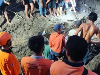 Tim gabungan mengevakuasi korban tertimbun longsor di Kabupaten Demak, Jawa Tengah