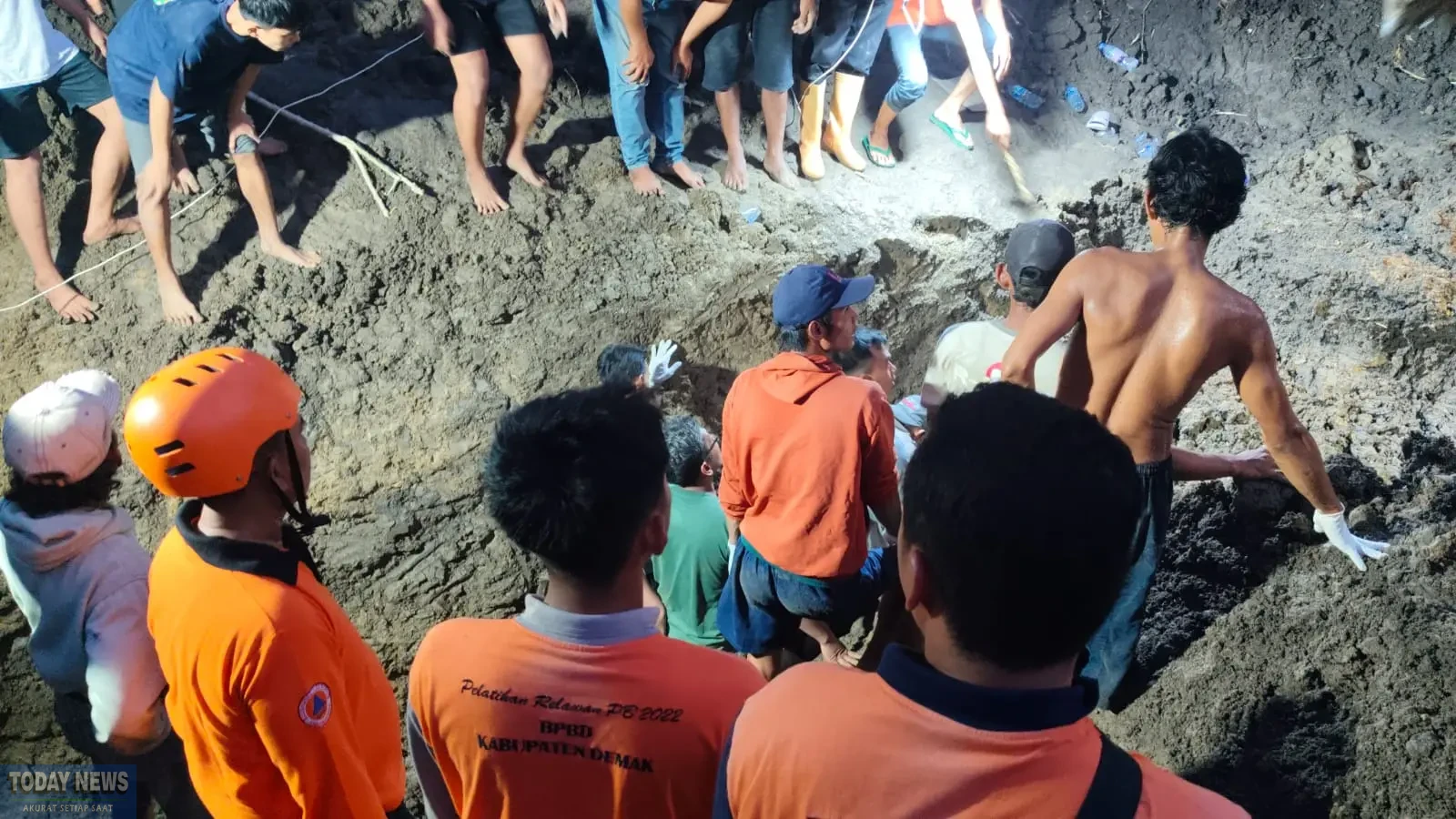 Tim gabungan mengevakuasi korban tertimbun longsor di Kabupaten Demak, Jawa Tengah