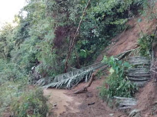 Kondisi tanah longsor yang melanda Desa Leppangeng, Kecamatan Pitu Riase, Kabupaten Sidenreng Rappang, Sulawesi Selatan, pada Jumat (26/9).