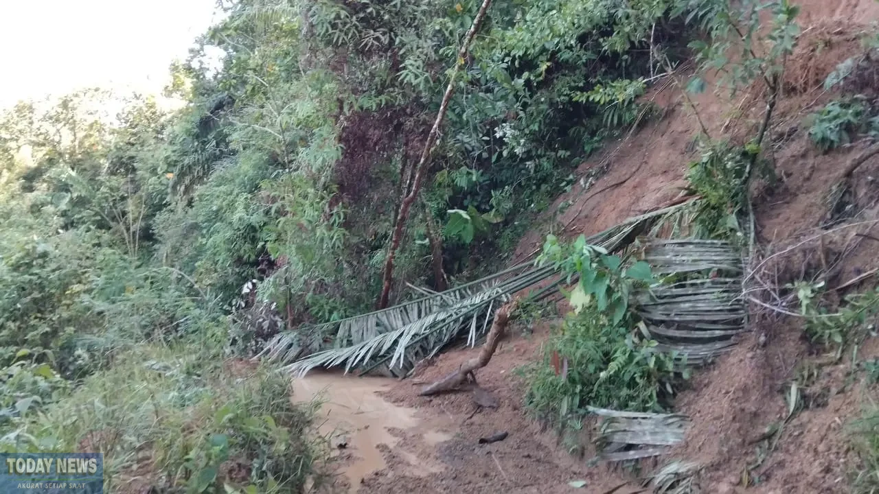 Kondisi tanah longsor yang melanda Desa Leppangeng, Kecamatan Pitu Riase, Kabupaten Sidenreng Rappang, Sulawesi Selatan, pada Jumat (26/9).