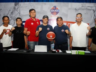 Caption foto : Pembina dekade basket ball, M.ikhwanul hajidin bersama sponsor dan panitia saat mengadakan teknikal meeting di Auditorium Bulungan Jakarta Selatan, Sabtu (27/09). Foto : Dekade