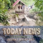 Arus kuat banjir merusak satu unit jembatan penghubung desa di Kecamatan Tinombo, Kabupaten Parigi Moutong, Sulawesi Tengah terputus pada Sabtu (27/9).