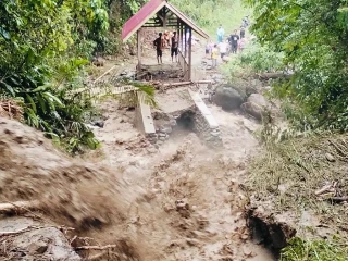 Arus kuat banjir merusak satu unit jembatan penghubung desa di Kecamatan Tinombo, Kabupaten Parigi Moutong, Sulawesi Tengah terputus pada Sabtu (27/9).