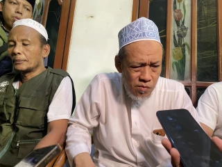 Pengasuh Ponpes KH Abdus Salam Mujib.