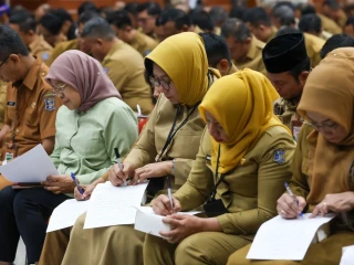 Pegawai dan Pejabat Pemkot Surabaya Teken Komitmen Bersama Anti Pungli dan Gratifikasi