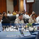Menteri Koordinator Bidang Perekonomian Airlangga Hartarto pada Konferensi Pers usai Rapat Koordinasi tentang Pelaksanaan Program Paket Ekonomi 2025 dan Penyerapan Tenaga Kerja di Jakarta, Senin (22/9/2025).