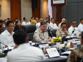 Menteri Koordinator Bidang Perekonomian Airlangga Hartarto pada Konferensi Pers usai Rapat Koordinasi tentang Pelaksanaan Program Paket Ekonomi 2025 dan Penyerapan Tenaga Kerja di Jakarta, Senin (22/9/2025).