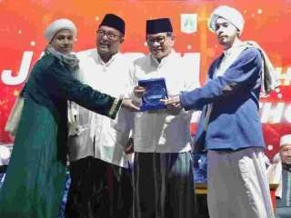 Hadiri Jakarta Bersalawat di Monas, Gubernur Pramono Ajak Warga Jakarta Perkuat Iman dan Persatuan