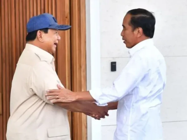 Menunggu Penyematan Jaket Dewan Pembina PSI ke Jokowi
