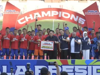 8697menpora-erick-thohir-hadiri-upacara-penutupan-piala-presiden-u-12-dan-u-15-tahun-2025