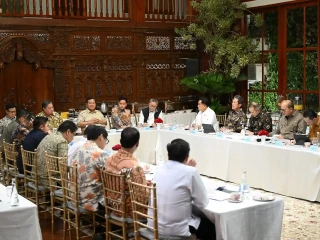 Presiden Prabowo Bahas Isu Strategis Sektor Keuangan Bersama Wapres-Menteri Kabinet di Kertanegara