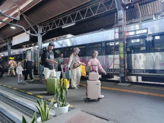 Jelajah Pesona Wisata Batang dengan Naik Kereta Api