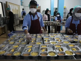 Kisah Para Penjaga Gizi Anak Sekolah dari Dapur MBG