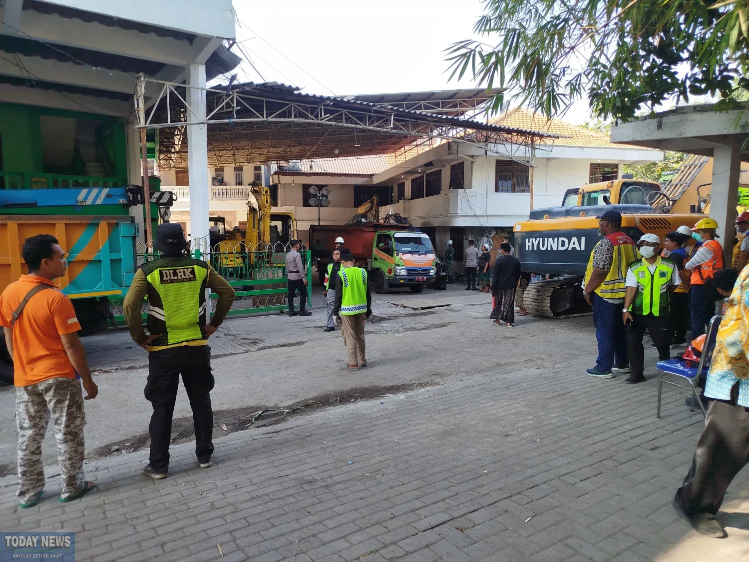 Sejumlah tim gabungan bersiaga dalam operasi SAR terhadap korban peristiwa ambruknya gedung musala pondok pesantren Al Khoziny, Kecamatan Buduran, Kabupaten Sidoarjo, Jawa Timur, Jumat (3/10).