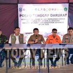 Kepala Badan Nasional Penanggulangan Bencana (BNPB) Letjen TNI Suharyanto saat memimpin rapat koordinasi dan konferensi pers tentang update Penanganan Bencana Non-Alam akibat Bangunan Roboh di Musala Pondok Pesantren Al-Khoziny, Sidoarjo, di Posko BNPB, pada Sabtu (4/10).