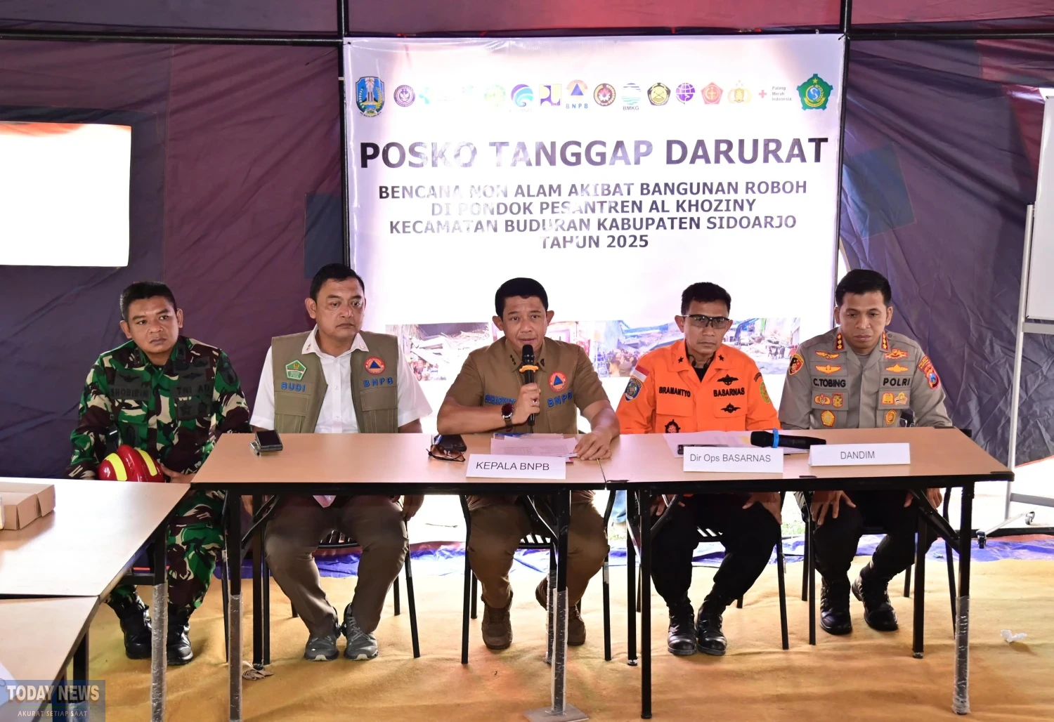 Kepala Badan Nasional Penanggulangan Bencana (BNPB) Letjen TNI Suharyanto saat memimpin rapat koordinasi dan konferensi pers tentang update Penanganan Bencana Non-Alam akibat Bangunan Roboh di Musala Pondok Pesantren Al-Khoziny, Sidoarjo, di Posko BNPB, pada Sabtu (4/10).