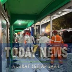 Tim SAR gabungan membawa kantong berisi jenazah korban insiden ambruknya musala Al Khoziny, Buduran, Kabupaten Sidoarjo, Jawa Timur, Sabtu (4/10) malam. Jumlah korban yang meninggal dunia menjadi 36 orang setelah ada penambahan temuan sebanyak 22 jenazah sejak Jumat (4/10) hingga Minggu (5/10) pagi.