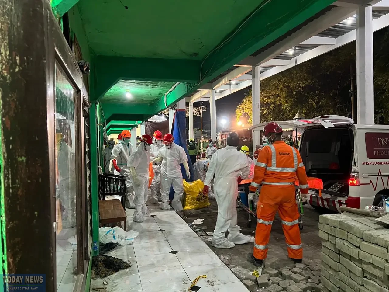 Tim SAR gabungan membawa kantong berisi jenazah korban insiden ambruknya musala Al Khoziny, Buduran, Kabupaten Sidoarjo, Jawa Timur, Sabtu (4/10) malam. Jumlah korban yang meninggal dunia menjadi 36 orang setelah ada penambahan temuan sebanyak 22 jenazah sejak Jumat (4/10) hingga Minggu (5/10) pagi.