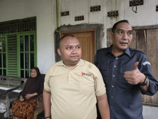 Ketua Bawaslu Kabupaten Serang, Furqon bersama Kepala Sekretariat Bawaslu Kabupaten Serang, Alief Sudewo