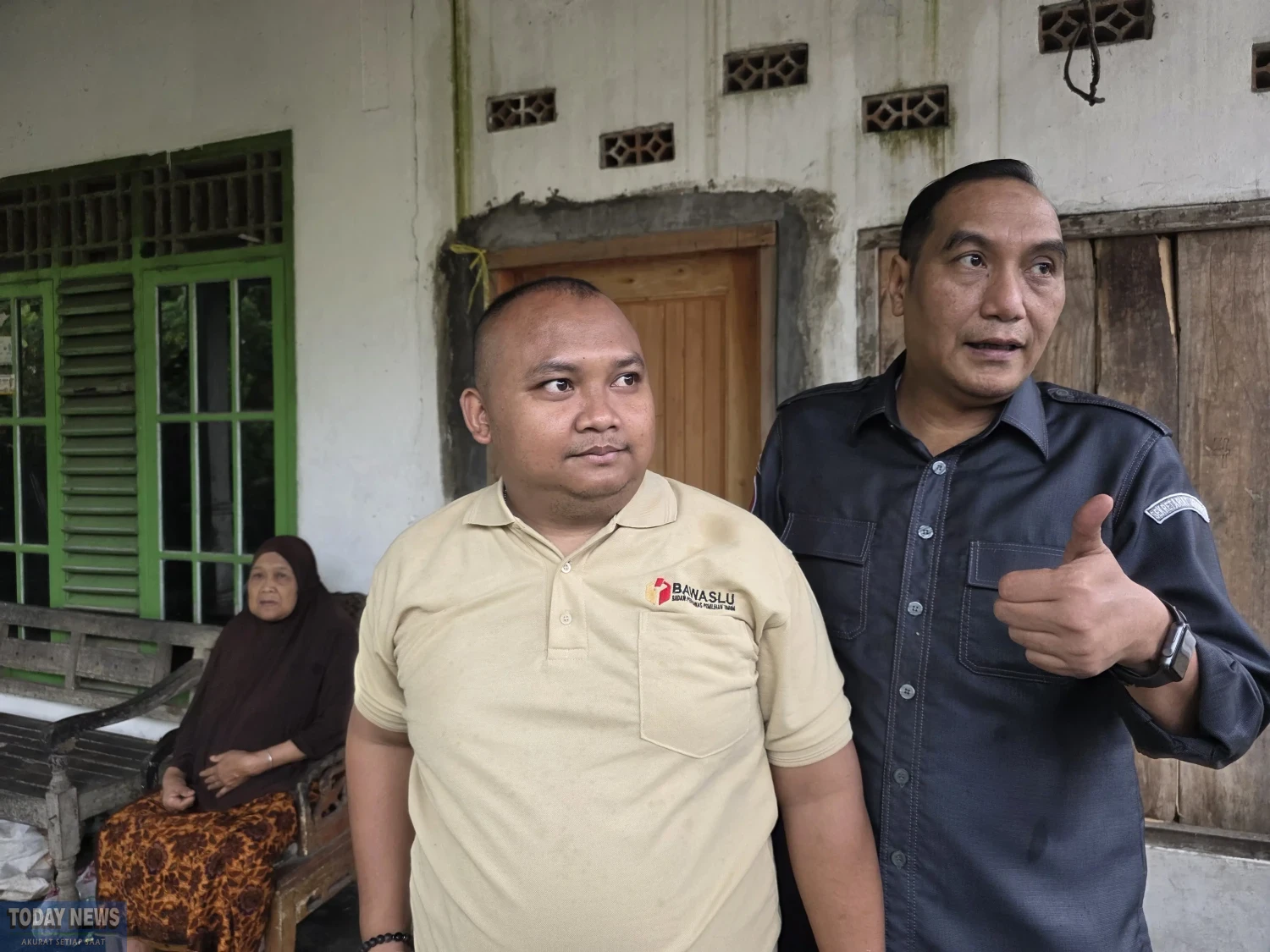 Ketua Bawaslu Kabupaten Serang, Furqon bersama Kepala Sekretariat Bawaslu Kabupaten Serang, Alief Sudewo