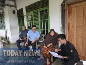 Jajaran dari Bawaslu Kabupaten Serang saat meninjau rumah warga dalam rangka pengawasan PDPB.
