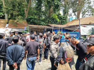 Puluhan Massa Sampaikan Protes kepada Wali Kota, Minta Bandung Zoo Segara Dibuka