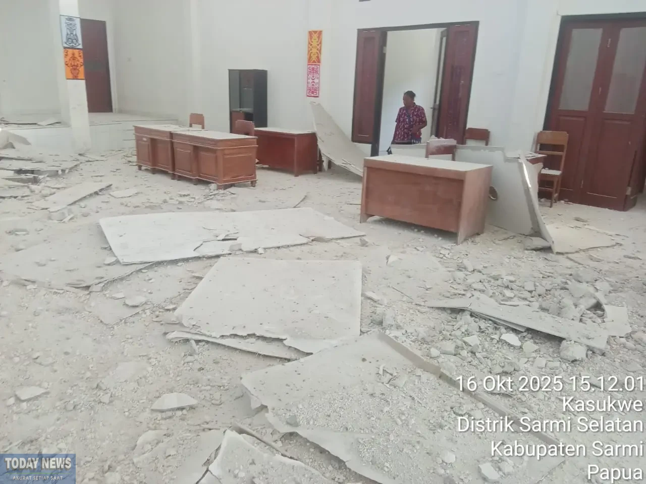 Kerusakan bangunan terjadi pascagempa bumi berkekuatan Magnitudo 6,6 mengguncang wilayah Kabupaten Sarmi, Papua, pada Kamis (16/10).