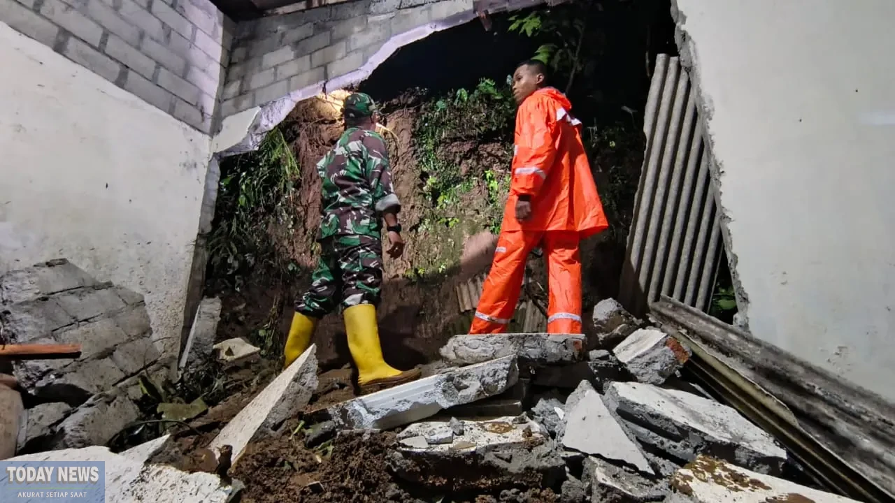 Peristiwa tanah longsor terjadi pada Rabu (22/10) pukul 12.00 WIB di Desa Tulungrejo, Kecamatan Gandusari, Kabupaten Blitar, mengakibatkan kerusakan pada rumah warga, fasilitas umum, dan infrastruktur jalan di beberapa desa.