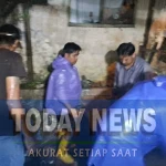 Personel TRC-PB BPBD Kota Bogor bersama tim gabungan membersihkan material longsor yang menimpa rumah warga di Kelurahan Bondongan, Kec. Bogor Selatan, Kota Bogor, Senin (27/10).
