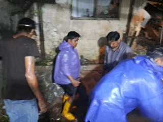Personel TRC-PB BPBD Kota Bogor bersama tim gabungan membersihkan material longsor yang menimpa rumah warga di Kelurahan Bondongan, Kec. Bogor Selatan, Kota Bogor, Senin (27/10).