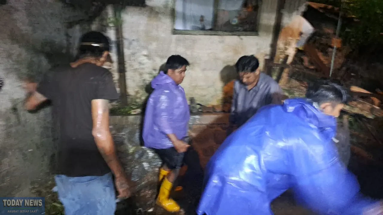 Personel TRC-PB BPBD Kota Bogor bersama tim gabungan membersihkan material longsor yang menimpa rumah warga di Kelurahan Bondongan, Kec. Bogor Selatan, Kota Bogor, Senin (27/10).