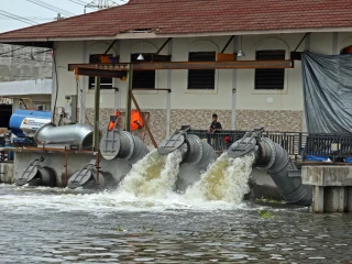 Pompanisasi genangan banjir Kota Semarang, dari Sungai Sringin menuju kolam retensi Terboyo untuk diestafetkan ke Laut Jawa, Kamis (30/10).