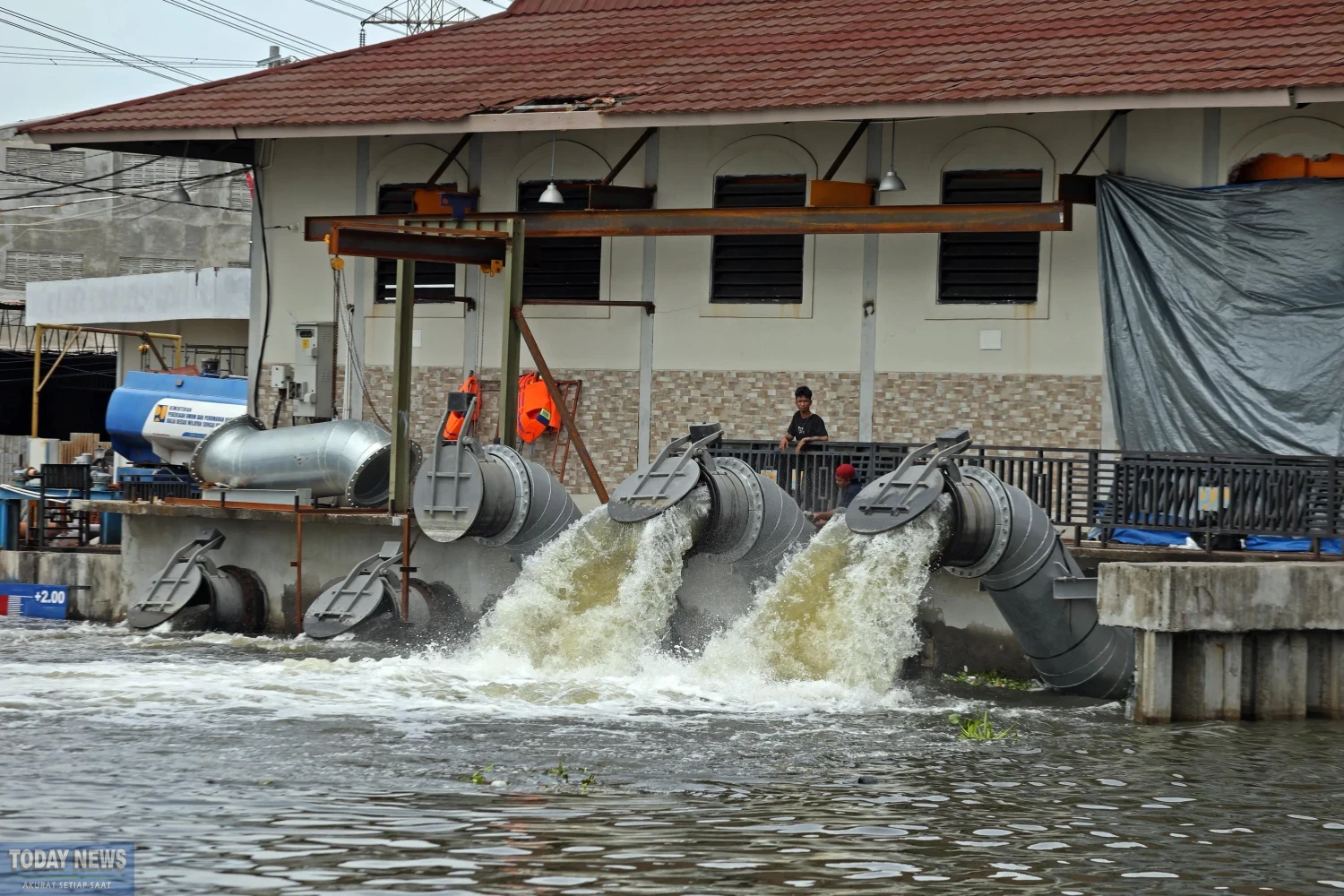 Pompanisasi genangan banjir Kota Semarang, dari Sungai Sringin menuju kolam retensi Terboyo untuk diestafetkan ke Laut Jawa, Kamis (30/10).