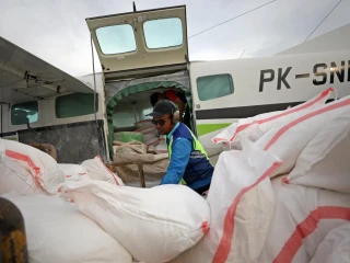 Petugas memuat bahan semai Natrium Klorida (NaCl) ke dalam lambung pesawat dalam rangkaian proses Operasi Modifikasi Cuaca (OMC) Jawa Tengah di Apron Bandara Ahmad Yani, Semarang, Jawa Tengah, Rabu (29/10).