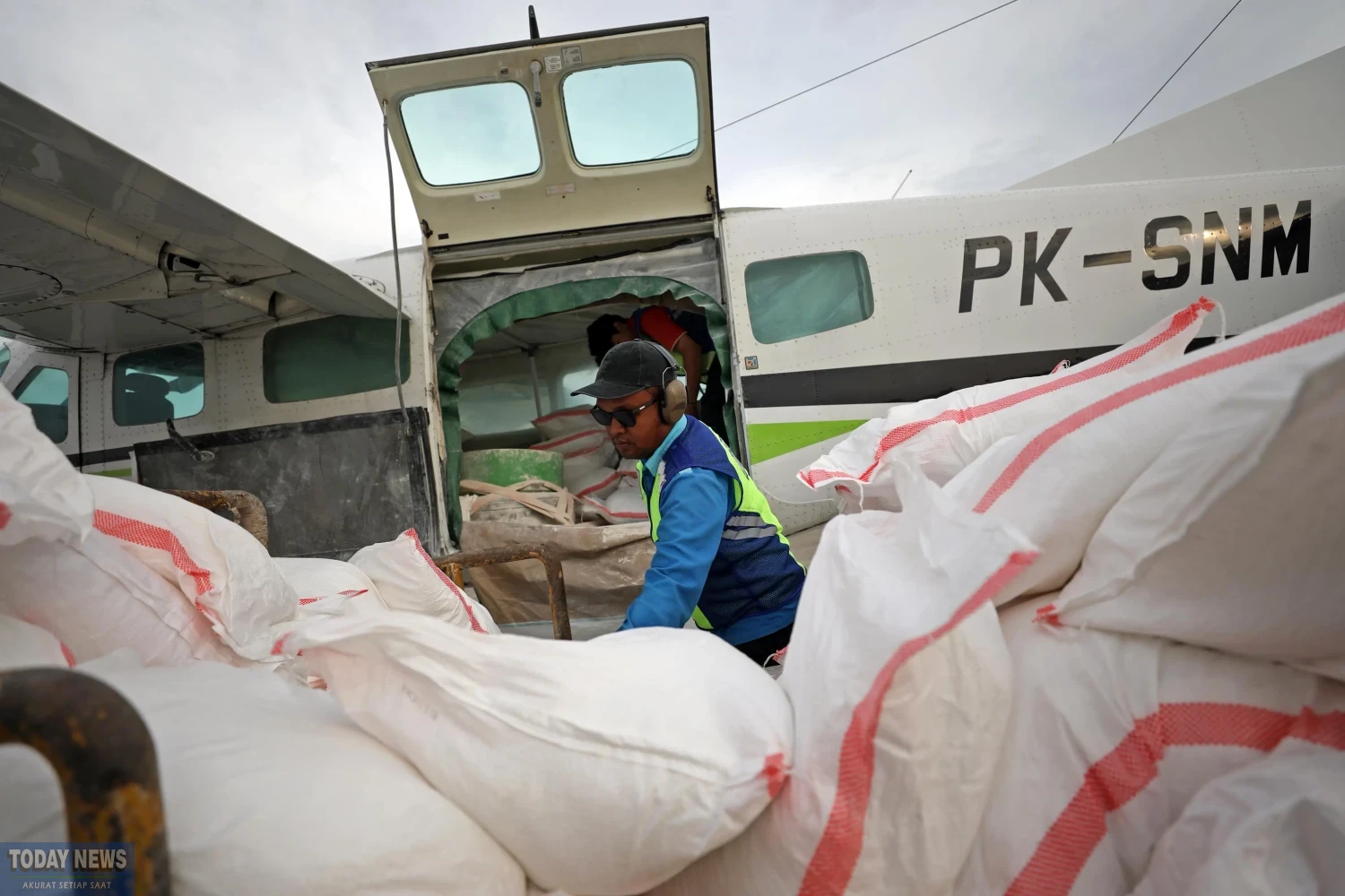 Petugas memuat bahan semai Natrium Klorida (NaCl) ke dalam lambung pesawat dalam rangkaian proses Operasi Modifikasi Cuaca (OMC) Jawa Tengah di Apron Bandara Ahmad Yani, Semarang, Jawa Tengah, Rabu (29/10).