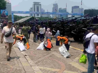 DLH DKI Jakarta Angkut 126 Ton Sampah Usai HUT TNI di Monas