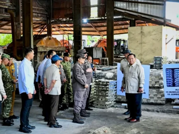 Presiden Prabowo Tinjau Langsung Penyerahan Aset Barang Rampasan Negara dari Tambang Ilegal kepada PT Timah