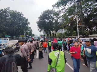 Demo 1 Tahun Prabowo-Gibran, Ojol Sambangi Kawasan Patung Kuda