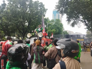 Ojol dan Mahasiswa Lakukan Aksi Demonstrasi Peringati 1 Tahun Prabowo-Gibran