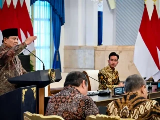 Setahun Pimpin Tanah Air, Prabowo ke Jajaran Kabinet: Kita Tidak Ada Tanggal Merah