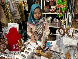 Ubah Kertas Koran Jadi Cuan, Begini Caranya!