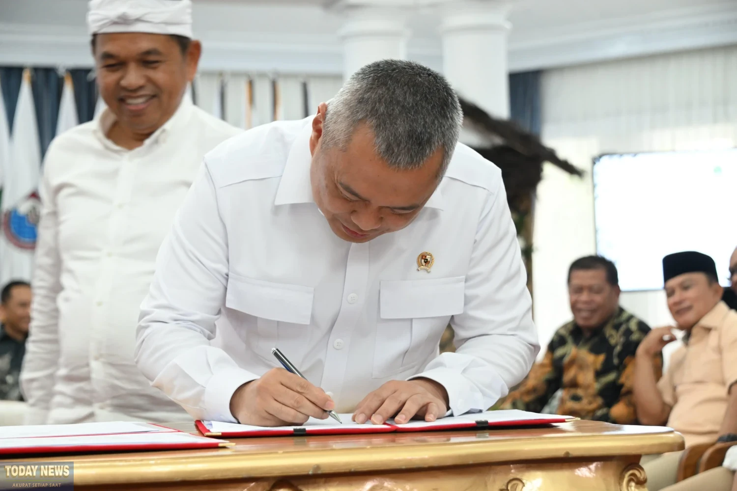 Menteri Perhubungan (Menhub) Dudy Purwagandhi dan Gubernur Jawa Barat Dedi Mulyadi. Foto: Humas Kemenhub
