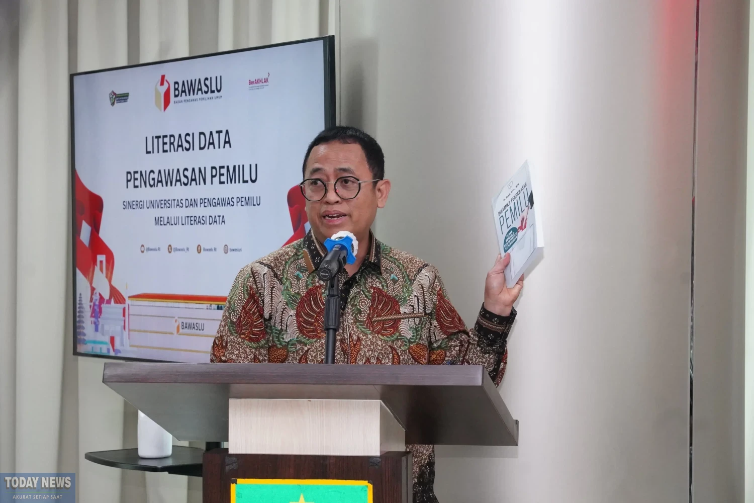 Anggota Bawaslu Puadi mengisahkan latar belakang penulisan buku Dinamika Pengawasan Pemilu: Peran Bawaslu dan Interaksi Kepentingan dalam Literasi Data untuk Pengawasan Pemilu dengan Tema: Sinergi Universitas dan Pengawas Pemilu melalui Literasi Data di Kampus Pasca Sarjana Universitas Nasional.