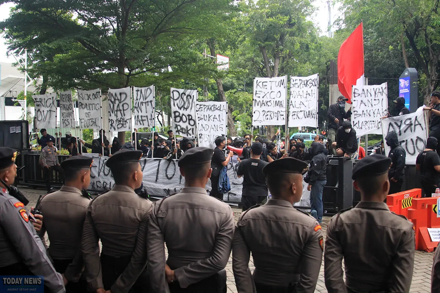 Demo Ultras Garuda di Depan Kantor PSSI_Foto Todaynews (6)