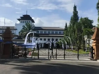 Pegiat Budaya Cirebon Apresiasi Pembangunan Gapura Candi Bentar di Gedung Sate