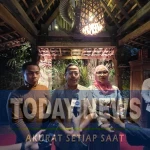 Anggota Bawaslu RI Puadi bersama sang istri, Siti Nur Subhiani dalam kegiatan peluncuran dan bedah buku 'Pertarungan Kepentingan: Interaksi Antar Aktor Dalam Pengawasan Pemilu' yang diselenggarakan di Rumah Makan Bebek Perdikan, Setia Budi, Jakarta Selatan, Sabtu (1/11/2025).