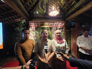 Anggota Bawaslu RI Puadi bersama sang istri, Siti Nur Subhiani dalam kegiatan peluncuran dan bedah buku 'Pertarungan Kepentingan: Interaksi Antar Aktor Dalam Pengawasan Pemilu' yang diselenggarakan di Rumah Makan Bebek Perdikan, Setia Budi, Jakarta Selatan, Sabtu (1/11/2025).