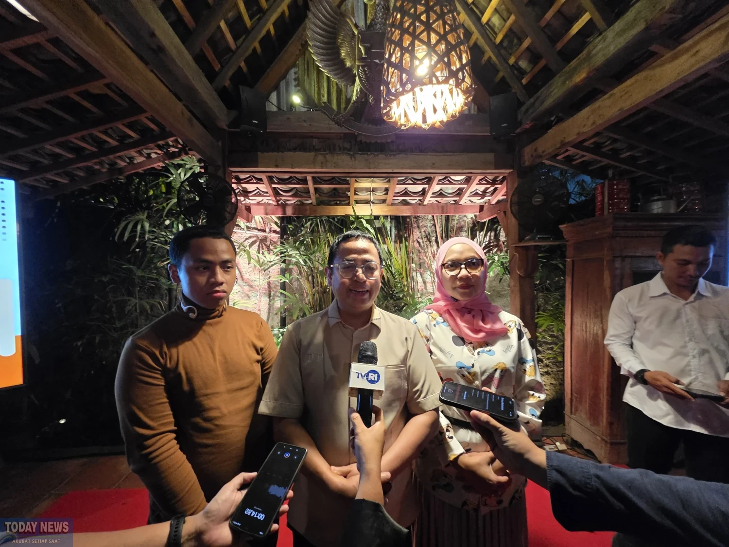 Anggota Bawaslu RI Puadi bersama sang istri, Siti Nur Subhiani dalam kegiatan peluncuran dan bedah buku 'Pertarungan Kepentingan: Interaksi Antar Aktor Dalam Pengawasan Pemilu' yang diselenggarakan di Rumah Makan Bebek Perdikan, Setia Budi, Jakarta Selatan, Sabtu (1/11/2025).