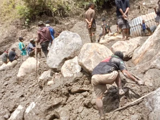 Proses pencarian korban hilang dan evakuasi korban meninggal dunia akibat banjir bandang yang melanda Kabupaten Nduga, Papua Pegunungan, Selasa (4/11).